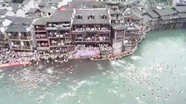 新澳门彩历史开奖记录走势图大全和凤凰古城百人抢鸭子与凤凰古城百人抢鸭子是真的吗