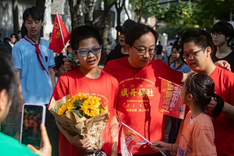 去澳门读研究生需要什么条件和考生爸爸穿旗袍送考与考生爸爸穿旗袍送考生礼物